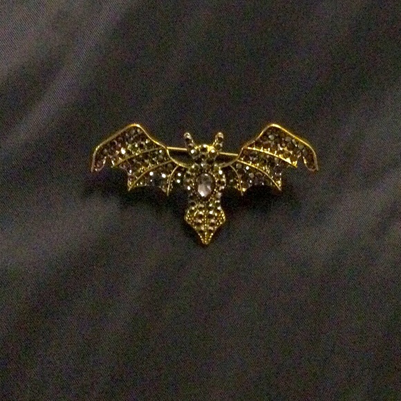 Jewelry - Elegant Gold Bat Brooch
